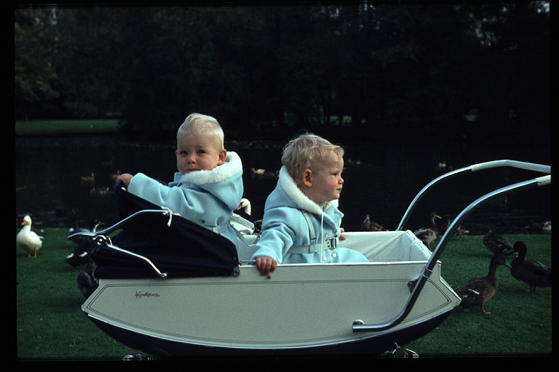 07.Wilhelminapark sep 1964 Brigitte,Marion.JPG